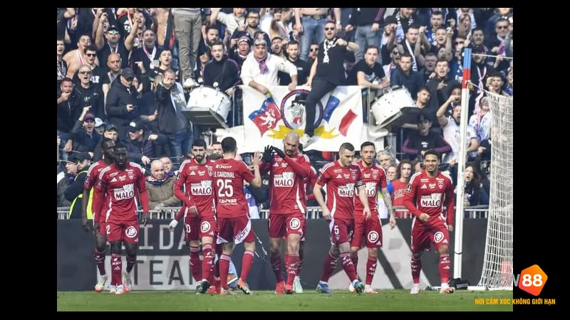 Cầu thủ Angers với bóng trước sự phản công của Brest