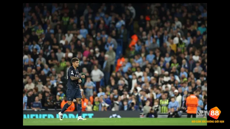 Cầu thủ Napoli đang tung cú sút mạnh mẽ vào khung thành của Sporting CP Cầu thủ Napoli đang tung cú sút mạnh mẽ vào khung thành của Sporting CP