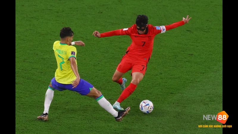Cầu thủ Hàn Quốc dùng kỹ thuật đi bóng qua cầu thủ Brazil trong trận đấu bóng đá Cầu thủ Hàn Quốc dùng kỹ thuật đi bóng qua cầu thủ Brazil trong trận đấu bóng đá