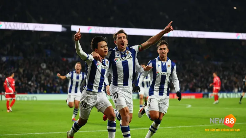 Cầu thủ của Real Sociedad đối mặt với cầu thủ của Rayo Vallecano trong tình huống hấp dẫn trên sân cỏ Cầu thủ của Real Sociedad đối mặt với cầu thủ của Rayo Vallecano trong tình huống hấp dẫn…